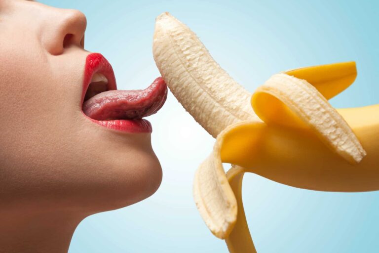 7 conseils pour réussir une fellation. Femme lèche une banane