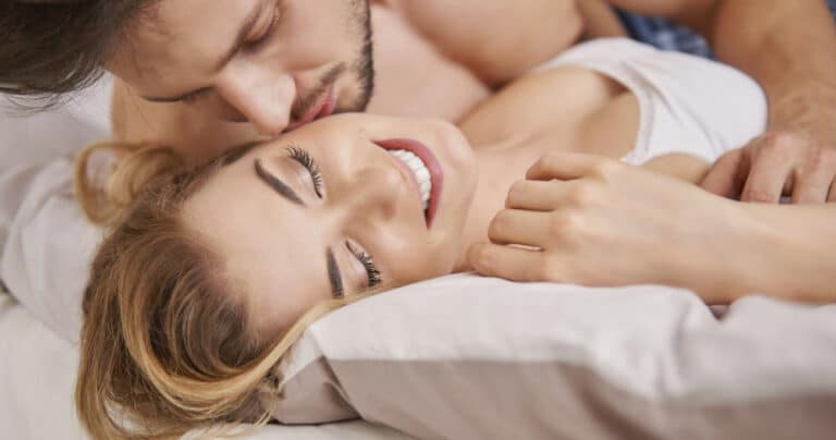 comment se manifeste le désir chez la femme? couple au lit