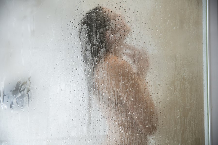 Femme nue se masturbant sous la douche