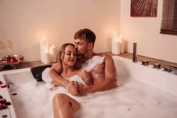 couple dans un bain avec champagne