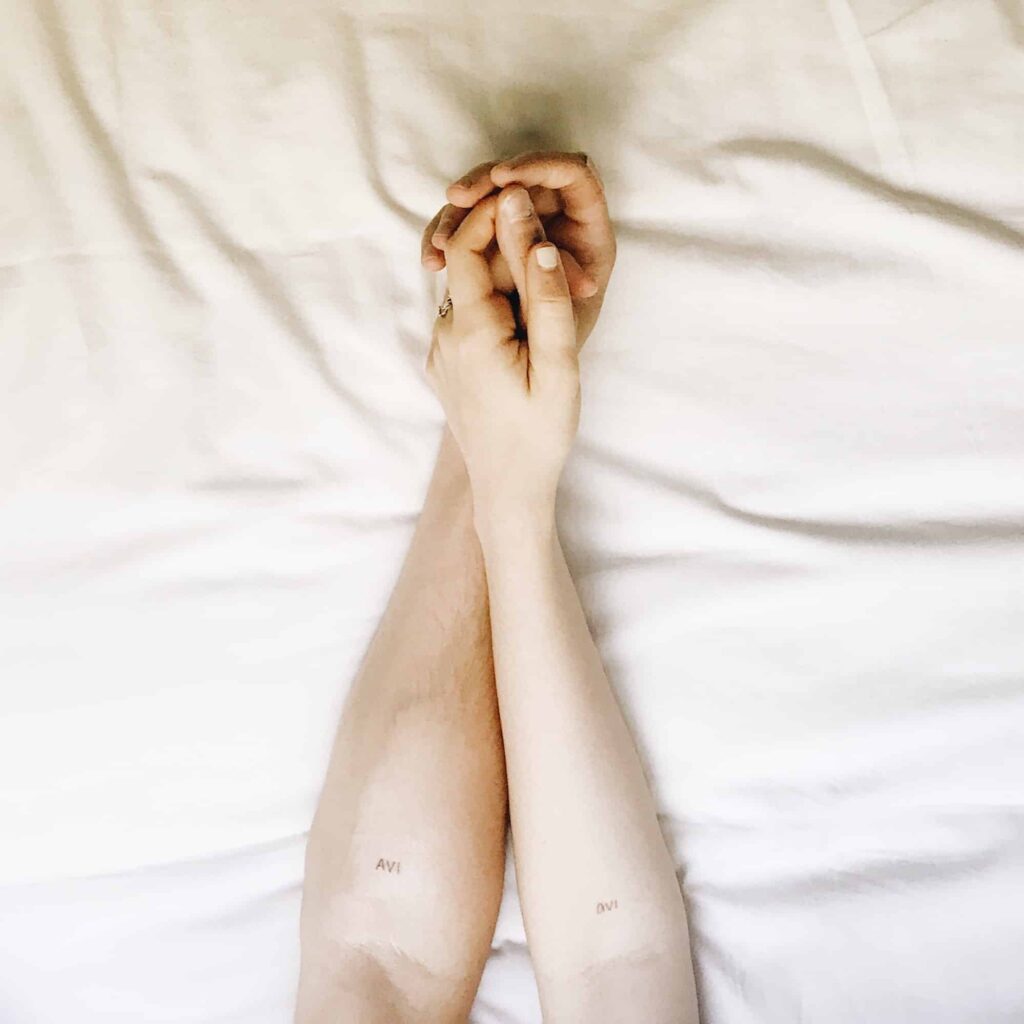 Homme et femme se tiennent la main dans le lit