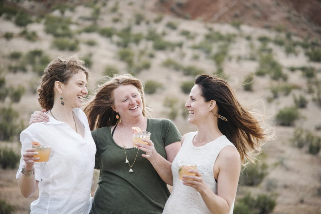 trois femmes rient