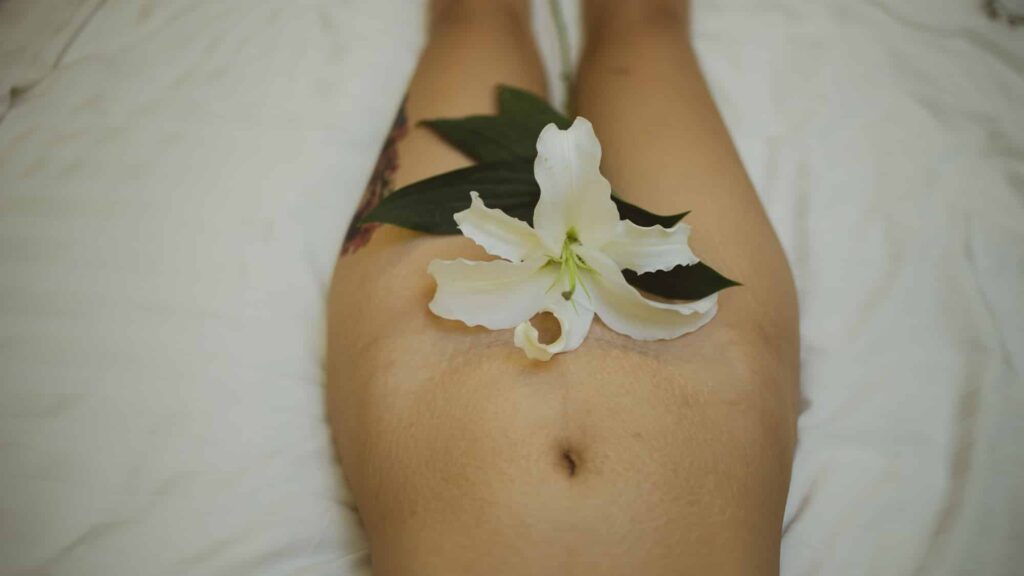 femme nue sexe caché par une fleur