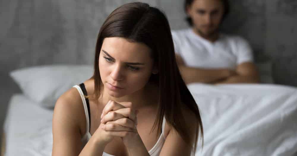 femme souffrant de vaginisme dans un lit avec sa femme