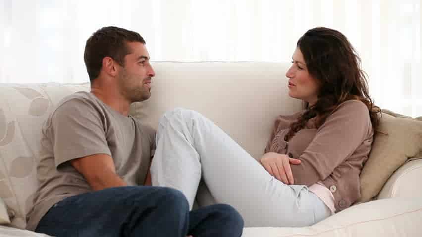 couple en pleine communication dans un canapé