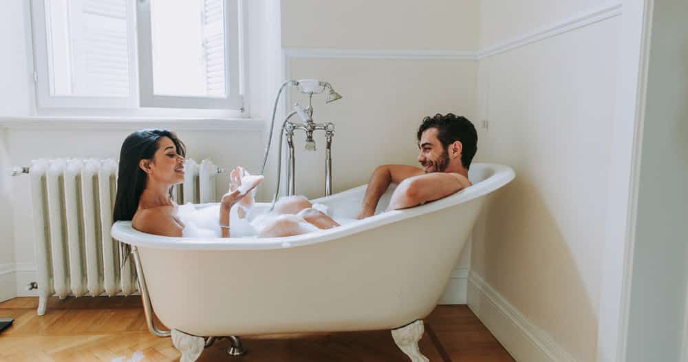 Comment prendre du plaisir pendant l'amour ?couple prenant du bon temps dans leur bain