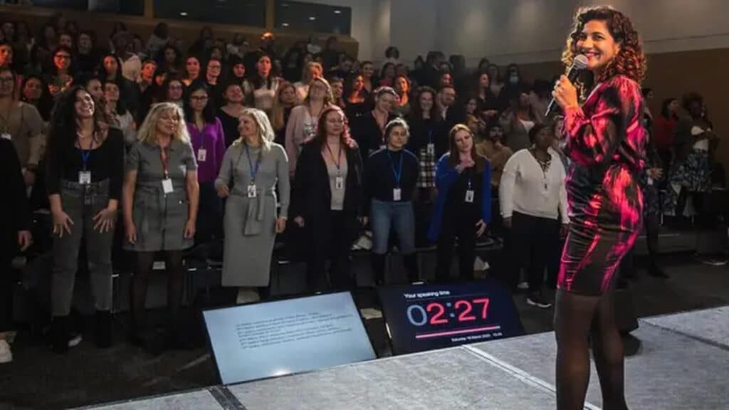 Jessica Pirbay en conférence devant un public